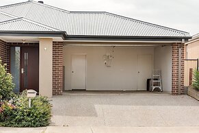 5br Luxury House 20 Min To Cbd Spacious Living