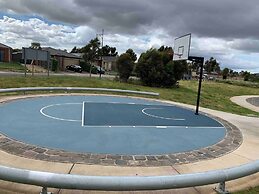 5br Luxury House 20 Min To Cbd Spacious Living