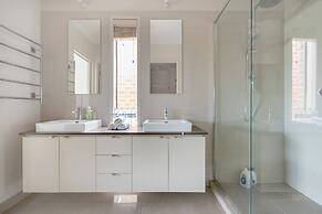 5br Luxury House 20 Min To Cbd Spacious Living