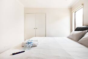 5br Luxury House 20 Min To Cbd Spacious Living