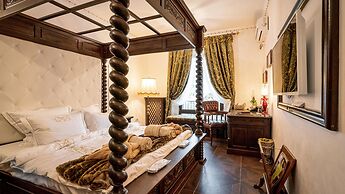 Ussr City Center Luxurious Apartment , Lives the Life of Soviet Genera