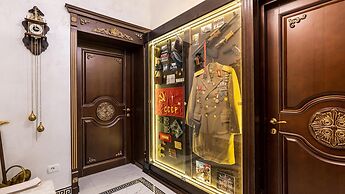 Ussr City Center Luxurious Apartment , Lives the Life of Soviet Genera