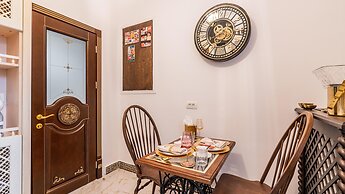 Ussr City Center Luxurious Apartment , Lives the Life of Soviet Genera