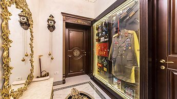 Ussr City Center Luxurious Apartment , Lives the Life of Soviet Genera