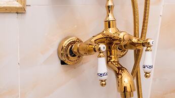 Ussr City Center Luxurious Apartment , Lives the Life of Soviet Genera