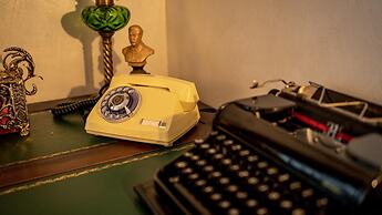 Ussr City Center Luxurious Apartment , Lives the Life of Soviet Genera