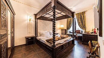 Ussr City Center Luxurious Apartment , Lives the Life of Soviet Genera