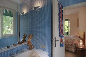 House in Marina di Pietrasanta With Large Garden 300 Meters From the s