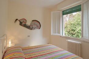 House in Marina di Pietrasanta With Large Garden 300 Meters From the s