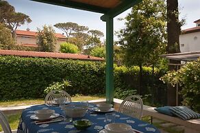 House in Marina di Pietrasanta With Large Garden 300 Meters From the s