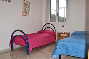 Charming Home On The Beach With Spacious Terraces & Garden - Pets Allo