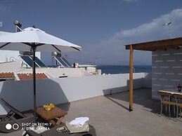 Fotaki's Home - Comfortable Newbuilt 2 Bedroom Home, 20 Meters From th