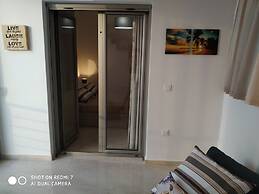 Fotaki's Home - Comfortable Newbuilt 2 Bedroom Home, 20 Meters From th