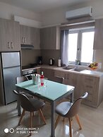 Fotaki's Home - Comfortable Newbuilt 2 Bedroom Home, 20 Meters From th