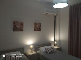 Fotaki's Home - Comfortable Newbuilt 2 Bedroom Home, 20 Meters From th