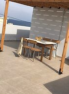 Fotaki's Home - Comfortable Newbuilt 2 Bedroom Home, 20 Meters From th