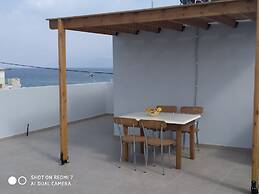 Fotaki's Home - Comfortable Newbuilt 2 Bedroom Home, 20 Meters From th