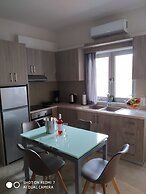 Fotaki's Home - Comfortable Newbuilt 2 Bedroom Home, 20 Meters From th