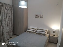 Fotaki's Home - Comfortable Newbuilt 2 Bedroom Home, 20 Meters From th