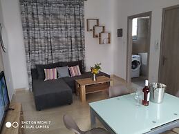 Fotaki's Home - Comfortable Newbuilt 2 Bedroom Home, 20 Meters From th