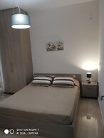 Fotaki's Home - Comfortable Newbuilt 2 Bedroom Home, 20 Meters From th