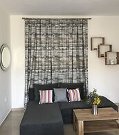 Fotaki's Home - Comfortable Newbuilt 2 Bedroom Home, 20 Meters From th