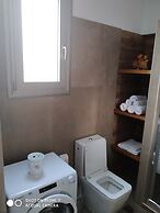 Fotaki's Home - Comfortable Newbuilt 2 Bedroom Home, 20 Meters From th