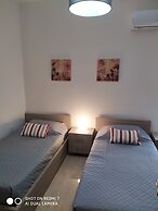 Fotaki's Home - Comfortable Newbuilt 2 Bedroom Home, 20 Meters From th