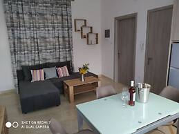 Fotaki's Home - Comfortable Newbuilt 2 Bedroom Home, 20 Meters From th