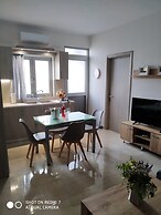 Fotaki's Home - Comfortable Newbuilt 2 Bedroom Home, 20 Meters From th