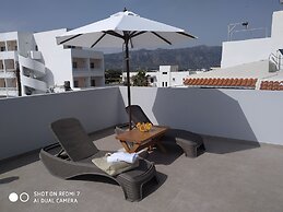 Fotaki's Home - Comfortable Newbuilt 2 Bedroom Home, 20 Meters From th