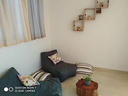 Fotaki's Home - Comfortable Newbuilt 2 Bedroom Home, 20 Meters From th