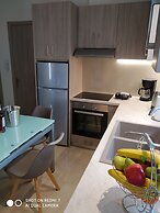 Fotaki's Home - Comfortable Newbuilt 2 Bedroom Home, 20 Meters From th