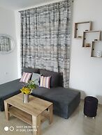 Fotaki's Home - Comfortable Newbuilt 2 Bedroom Home, 20 Meters From th