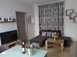 Fotaki's Home - Comfortable Newbuilt 2 Bedroom Home, 20 Meters From th