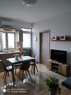 Fotaki's Home - Comfortable Newbuilt 2 Bedroom Home, 20 Meters From th