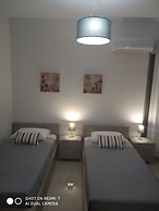 Fotaki's Home - Comfortable Newbuilt 2 Bedroom Home, 20 Meters From th