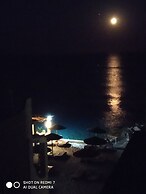 Fotaki's Home - Comfortable Newbuilt 2 Bedroom Home, 20 Meters From th