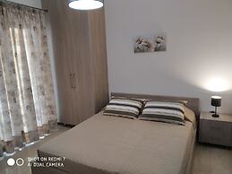 Fotaki's Home - Comfortable Newbuilt 2 Bedroom Home, 20 Meters From th