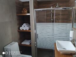 Fotaki's Home - Comfortable Newbuilt 2 Bedroom Home, 20 Meters From th