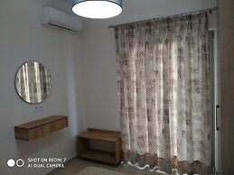 Fotaki's Home - Comfortable Newbuilt 2 Bedroom Home, 20 Meters From th