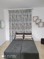 Fotaki's Home - Comfortable Newbuilt 2 Bedroom Home, 20 Meters From th