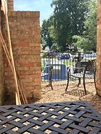 River Courtyard Apartment In The Heart Of