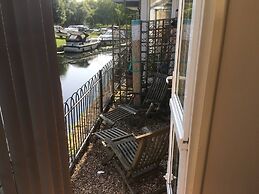 River Courtyard Apartment In The Heart Of