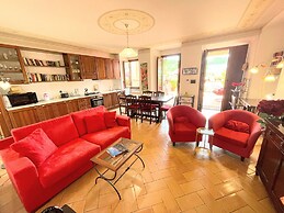 Central Spoleto Apartment With Large Sunny Terrace With Views