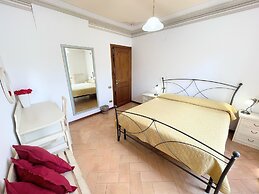 Central Spoleto Apartment With Large Sunny Terrace With Views
