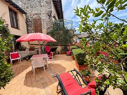 Central Spoleto Apartment With Large Sunny Terrace With Views