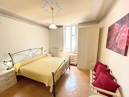 Central Spoleto Apartment With Large Sunny Terrace With Views