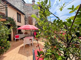 Central Spoleto Apartment With Large Sunny Terrace With Views