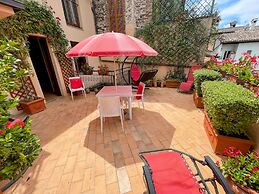 Central Spoleto Apartment With Large Sunny Terrace With Views